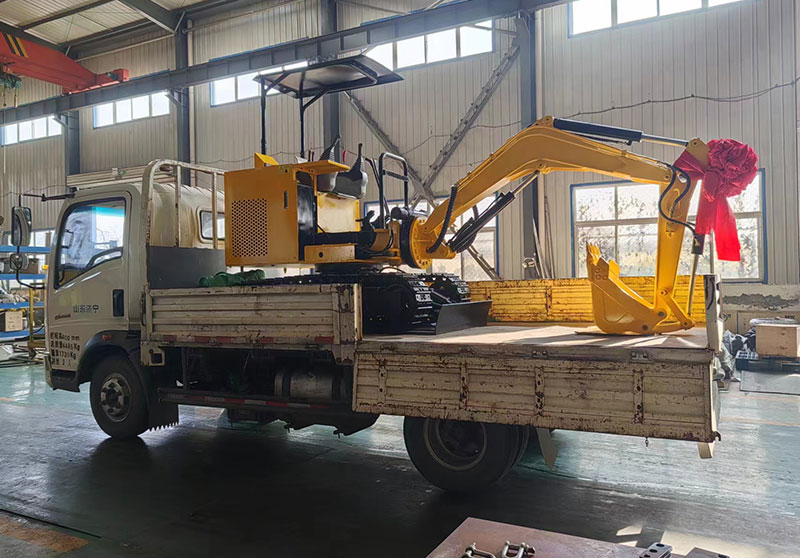 礦安重工生產(chǎn)的小型挖掘機裝車發(fā)往河南焦作